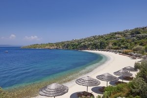 traumhafte bucht und blaues meer und sandstrand im mandarin oriental luxus resort in bodrum türkei