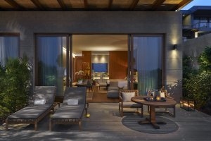 schöne terrasse eines luxuriösen zimmers im mandarin oriental resort in bodrum türkei