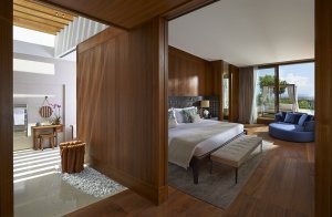grosses schlafzimmer aus holz im mandarin oriental luxus resort in bodrum türkei