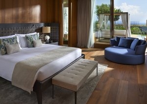 luxuriöses schlafzimmer einer suite im mandarin oriental resort in bodrum türkei