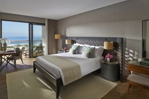 luxus schlafzimmer eines apartments mit meerblick im mandarin oriental resort in bodrum türkei
