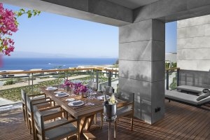 traumhafte terrasse eines luxus apartments mit meerblick im mandarin oriental resort in bodrum türkei