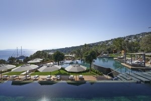 traumhafter pool mit meerblick im mandarin oriental luxus resort in bodrum türkei
