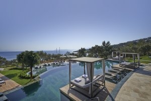 grosser pool am meer im mandarin oriental luxus resort in bodrum türkei