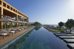 luxus pool und liegen im mandarin oriental resort in bodrum türkei