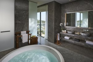 luxuriöses badezimmer mit wanne im mandarin oriental resort in bodrum türkei