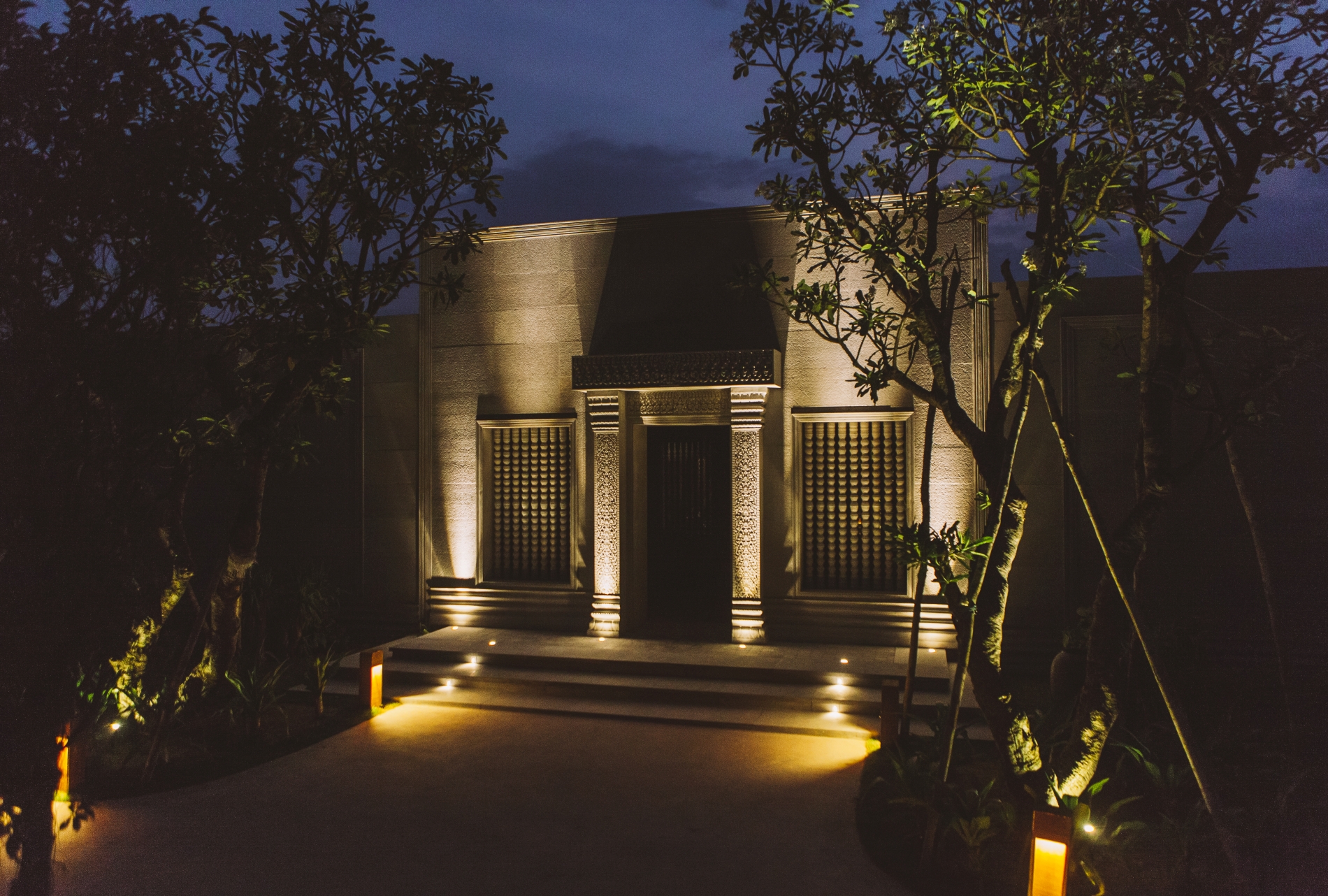 foto stein eingang vom spa bereich im asiatischen extoischen stil im schönen exklusiven klassischen urigen und altmodischen hotel phun baitang in kambodscha asien 