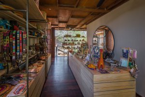 kleiner moderner shop im safari camp mit vielen kleinen dingen als souvinier und andenken