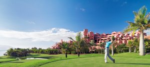 perfekter abschlag am abama golfplatz mit hotel abama golf resort im hintergrund teneriffa spanien