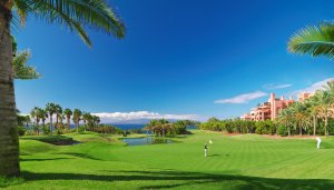 abama golf coure mit blick auf das blaue meer und das hotel abama golf resort teneriffa spanien
