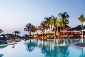 wunderbare beleuchtete poolanlage mit liegen in der abendstimmung abama golf resort teneriffa spanien