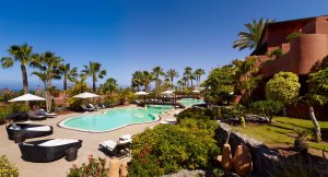wunderschöne poolanlage mit ruhesesseln im abama golf resort teneriffa kanaren spanien