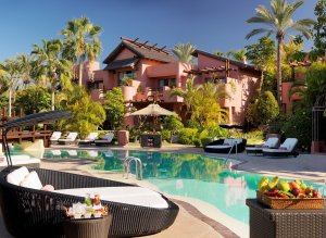 wunderschöner pool mit liegen unter palmen im abama golf und spa resort auf teneriffa kanaren in spanien