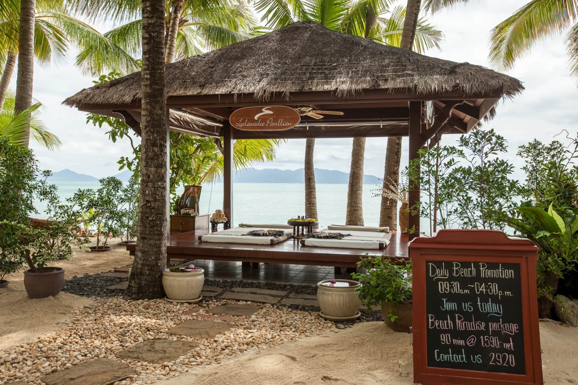 foto tiki hut mit strohdach und spa liegen direkt am meer vom modernen und luxuriösen designer hotel und resort santiburi auf koh samui in thailand asien 