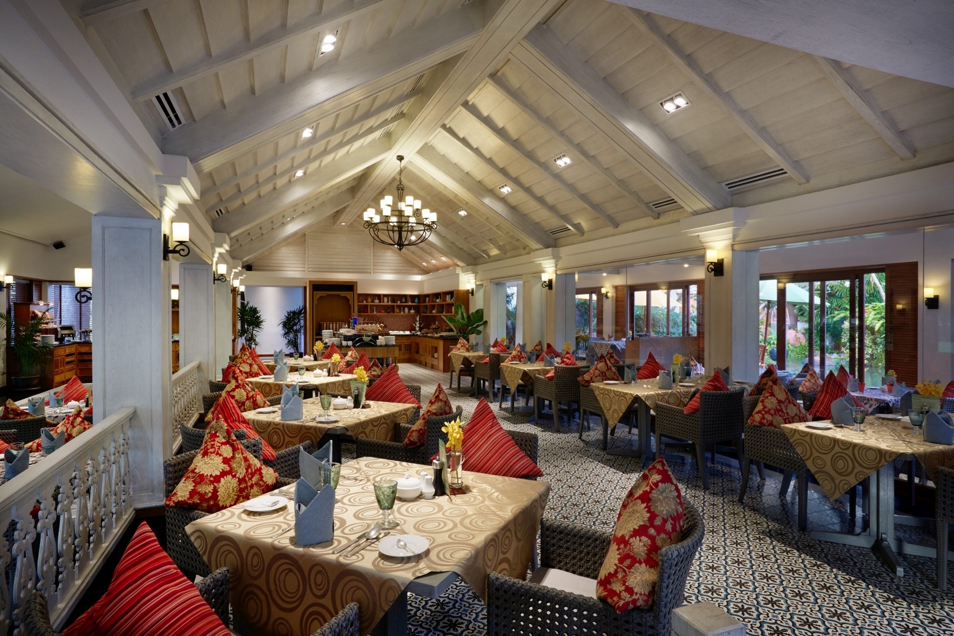 grosses restaurant mit spitzen holzdach und gedeckten tischen im modernen und luxuriösen designer hotel und resort santiburi auf koh samui in thailand asien