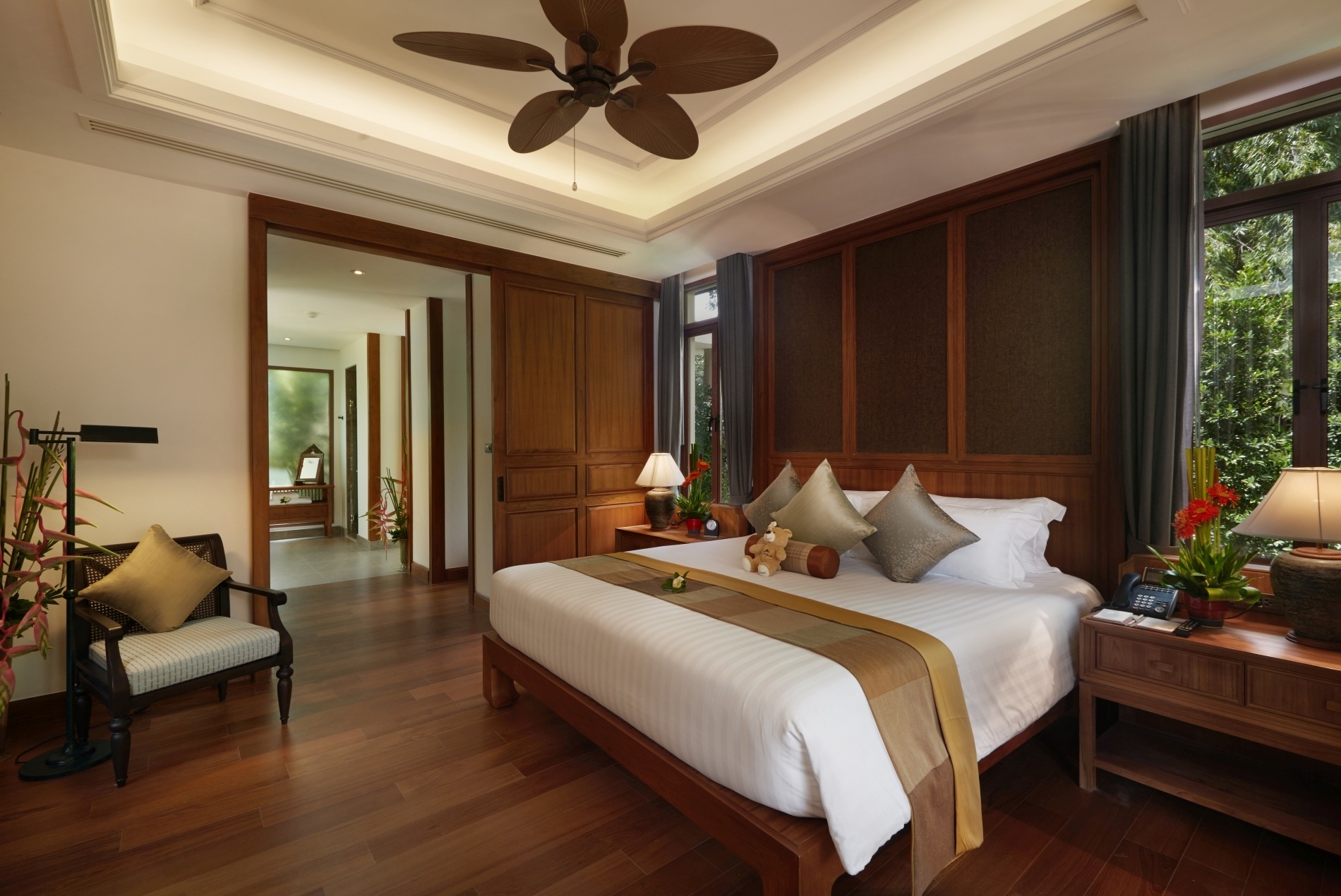 grosses schlafzimmer mit doppelbett und teddy vor dem fenster die regenwald pflanzen im modernen und luxuriösen designer hotel und resort santiburi auf koh samui in thailand asien
