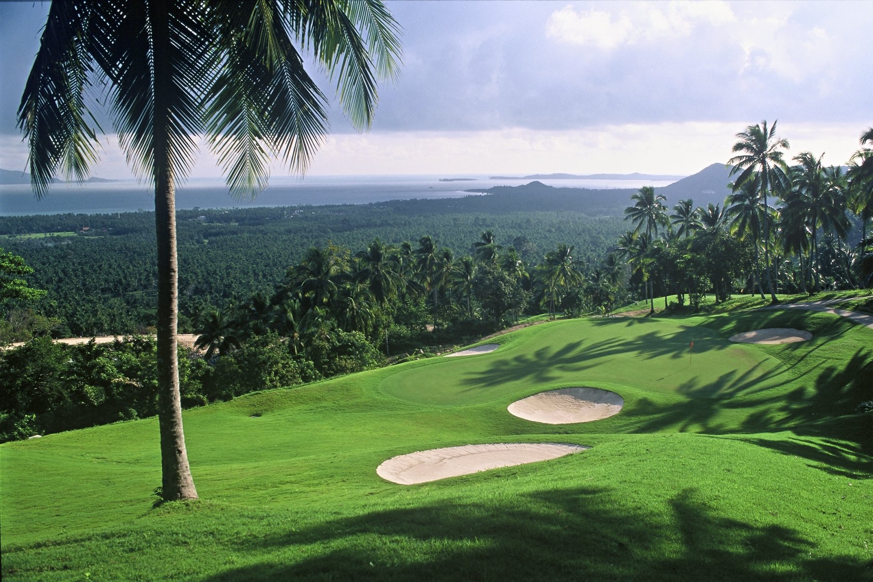 golfplatz mit grünen frisch gemähten rasen und meer blick beim modernen und luxuriösen designer hotel und resort santiburi auf koh samui in thailand asien