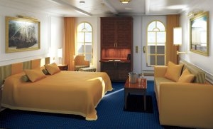 blick in der helle schlafzimmer der junior suite mit großen fenstern blauem teppich und hellen warmen stoffen