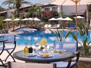 spanien gran canaria seaside grand hotel residencia pool bar mit leckeren snacks