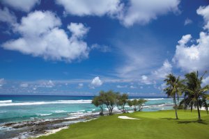 saftiger golfplatz auf den malediven im luxushotel shangri la mit blick auf den indischen ozean