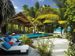 romantische terrasse mit grossem pool auf den malediven im shangri la villingili resort & spa