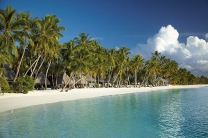paradisischer weisser sandstrand auf den malediven im shangri la villingili resort & spa