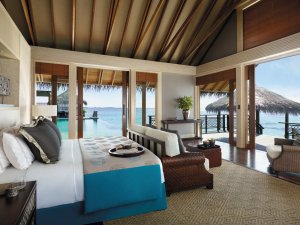 grossräumiges schlafzimmer einer villa auf den malediven im shangri la villingili resort & spa