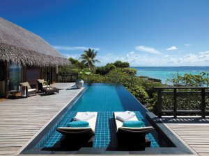 fantastisch grosse terrasse einer villa mit privatem pool auf den malediven im shangri la villingili resort & spa