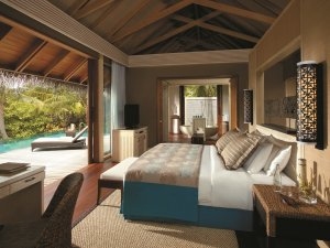 grosses schlafzimmer mit blick auf den privaten pool auf den malediven im shangri la villingili resort & spa