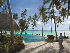 wunderschöner pool mit meerblick auf den malediven shangri la villingili resort & spa