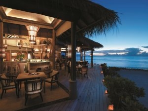 gemütliche lounge mit schönem meerblick auf den malediven im shangri la villingili resort & spa