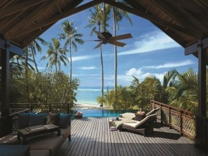 grosse terrasse mit privatem pool auf den malediven im shangri la villingili resort & spa