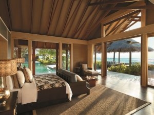 romantischer sonnenuntergang im schlafzimmer einer villa auf den malediven im shangri la villingili resort & spa