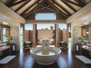 himmlische badewanne im traumhaften badezimmer einer villa auf den malediven shangri la villingili resort & spa