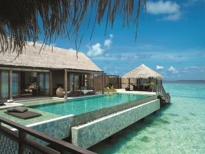erfrischender pool einer villa auf den malediven im shangri la villingili resort & spa