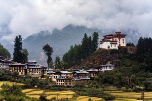 mystischer ausblick auf die traumhaften berge der six senses luxus lodge paro bhutan