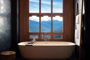 traumhafter ausblick von der badewanne im six senses luxus lodge paro bhutan