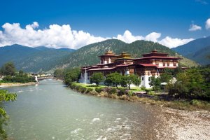 traumhafter ausblick auf den dzong fluss von der six senses luxus lodge punakha bhutan