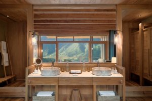 luxuriöses badezimmer mit bergblick in der six senses luxus lodge punakha bhutan