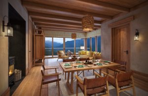 elegantes wohnzimmer mit kamin und aussicht auf die berge in der six senses luxus lodge punakha bhutan