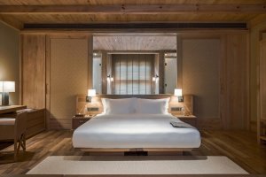 gemütliches schlafzimmer in der six senses luxus lodge punakha bhutan