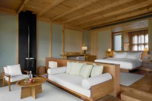 gemütliches sofa und schlafzimmer in der six senses luxus lodge punakha bhutan
