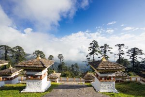 ausblick auf die dochula in der six senses luxus lodge thimphu bhutan