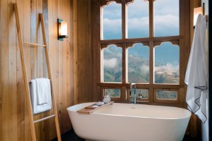 grosses badezimmer mit ausblick in der six senses luxus lodge thimphu bhutan