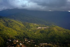 mystische und spirituelle aussicht auf die berge von der six senses luxus lodge thimphu bhutan