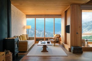 modernes wohnzimmer mit spirituellen ausblick auf die berge in der Six Senses Thimphu  luxus lodge bhutan