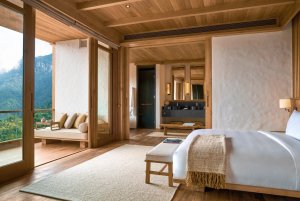 luxus schlafzimmer mit ausblick in der six senses lodge thimphu bhutan