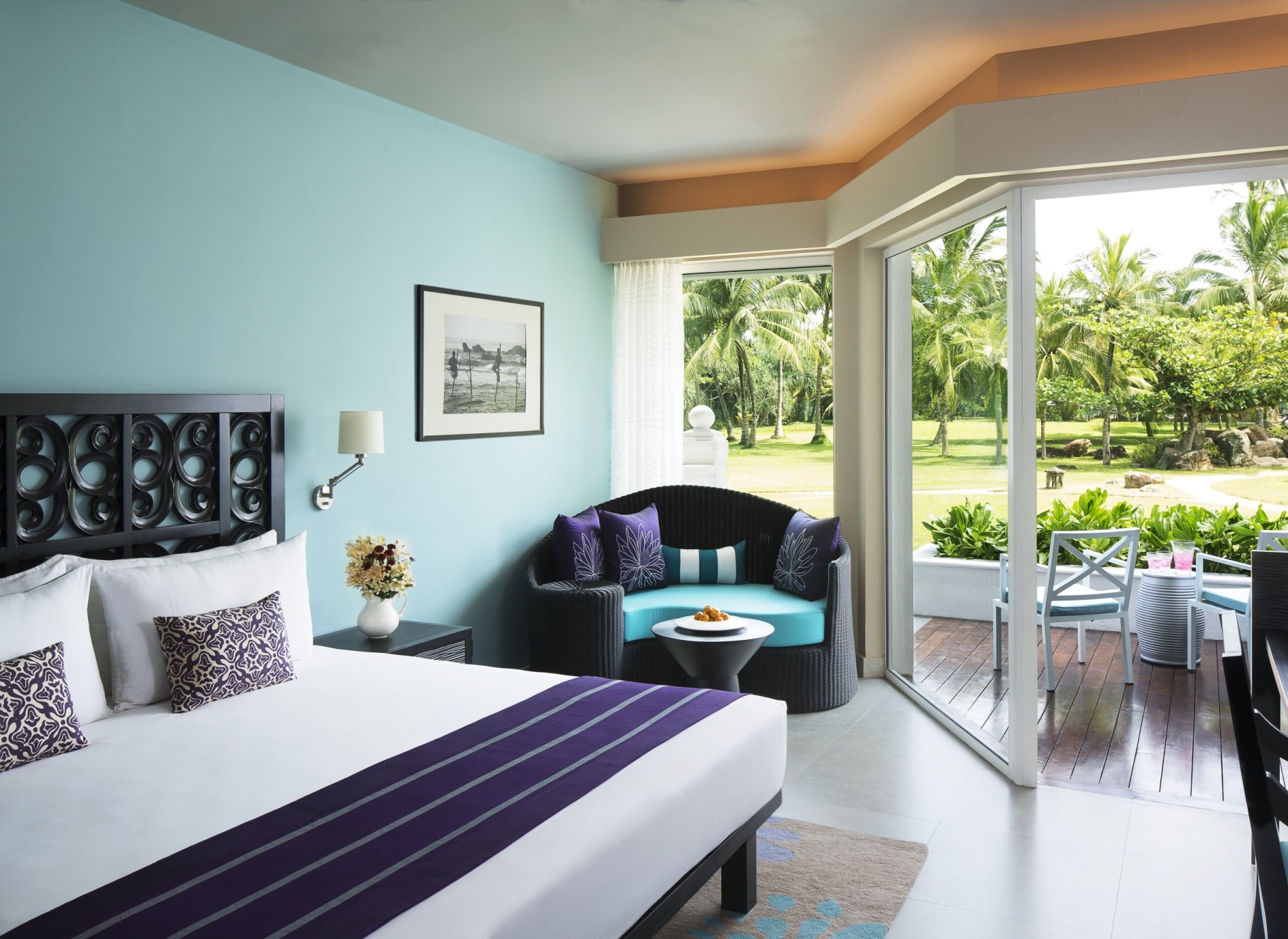 foto von einer hellen suite mit grossen doppelbett und glaswand mit blick auf den regenwald dschungel im  edlen exotischen luxuriösen und hochklassigen disgner hotel in bentota sri lanka in südost asien