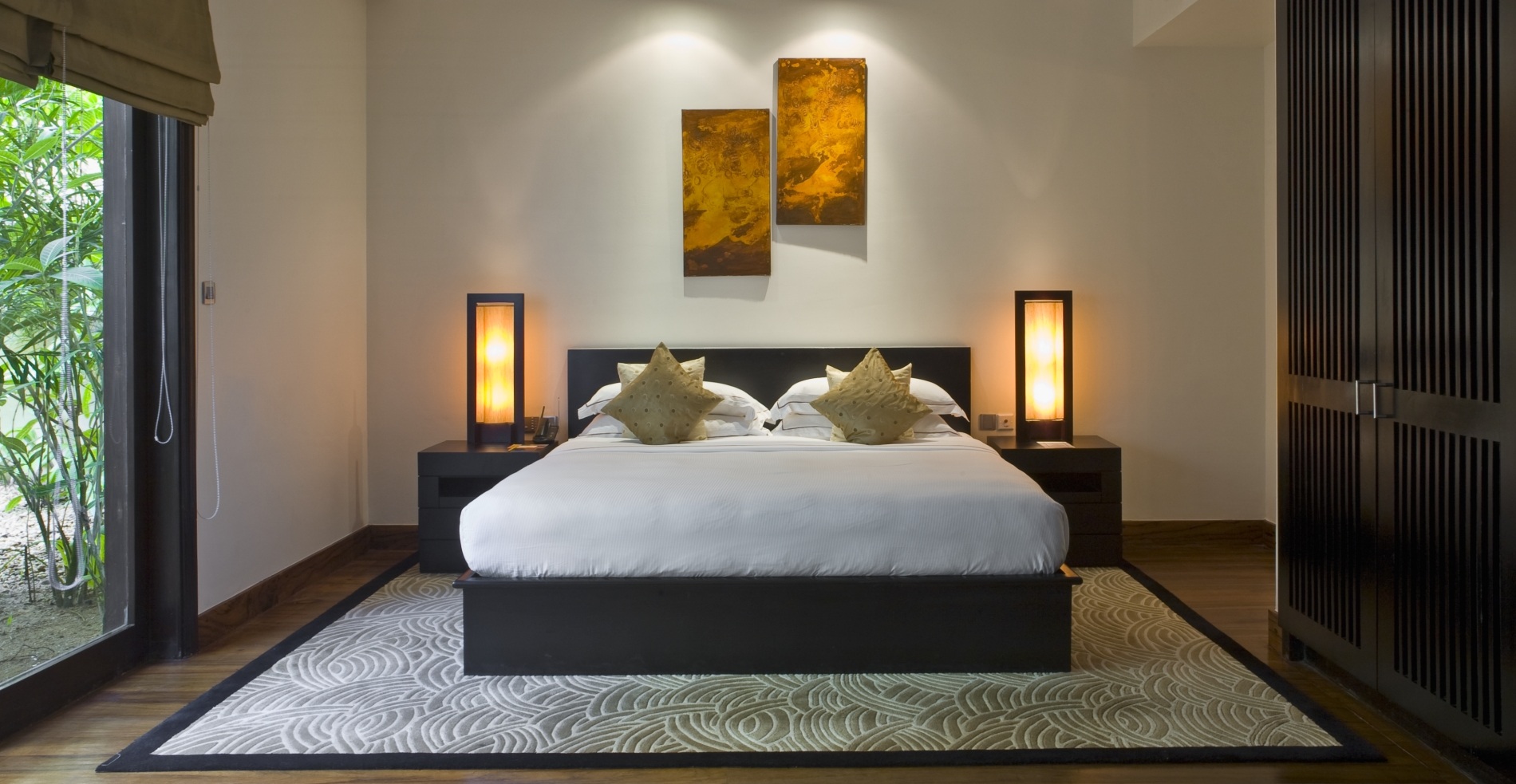 modernes schlafzimmer mit großem bedd und minimalistischer einrichtung