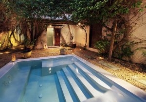 privater pool im innenhof mit bäumen umgeben und klarem wasser bei abenddämmerung
